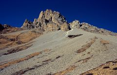 Ein Blick nach oben zwischen dem Thorong La und Thorong Phedi