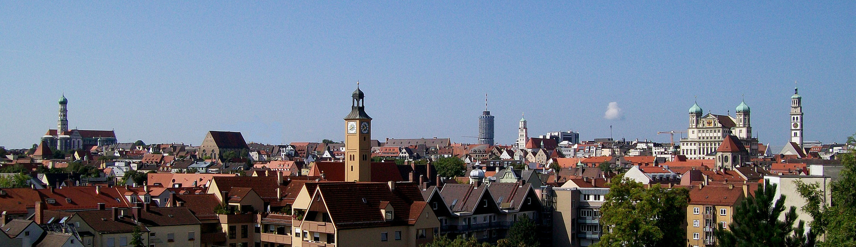 Ein Blick über Augsburg bei vollem Sonnenschein. Vom 7. Stockwerk eines Hochhauses aus gesehen.