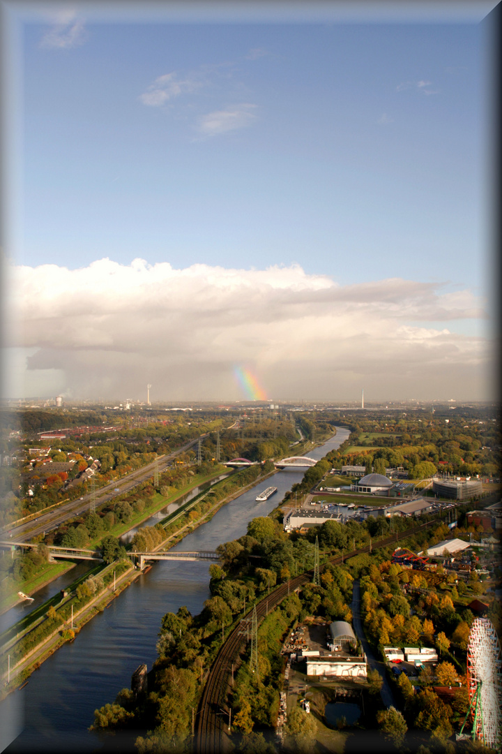Ein Blick über das Ruhrgebiet und den Rhein-Herne-Kanal
