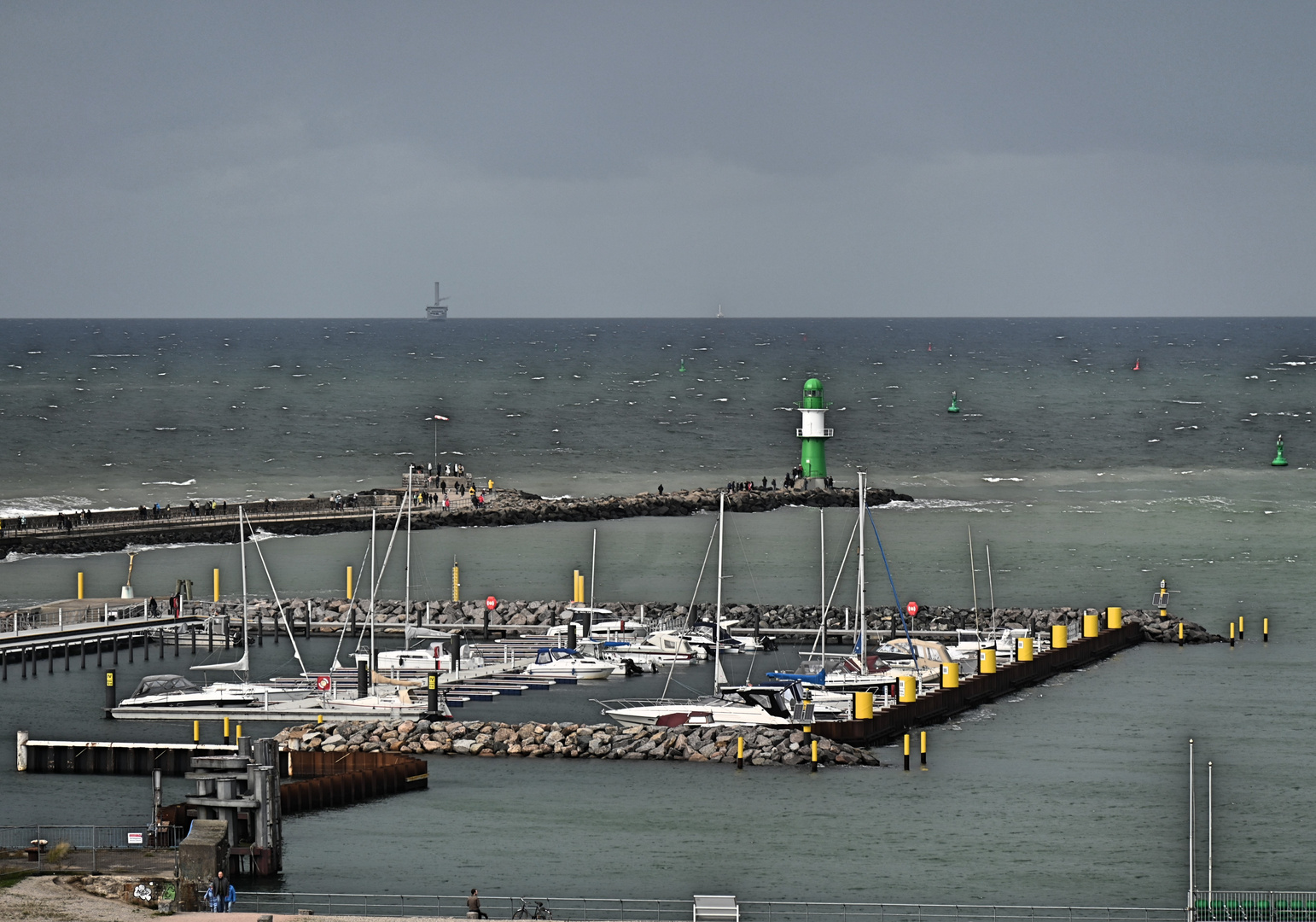 ... ein Blick über den Yachthafen zum offenen Meer ...