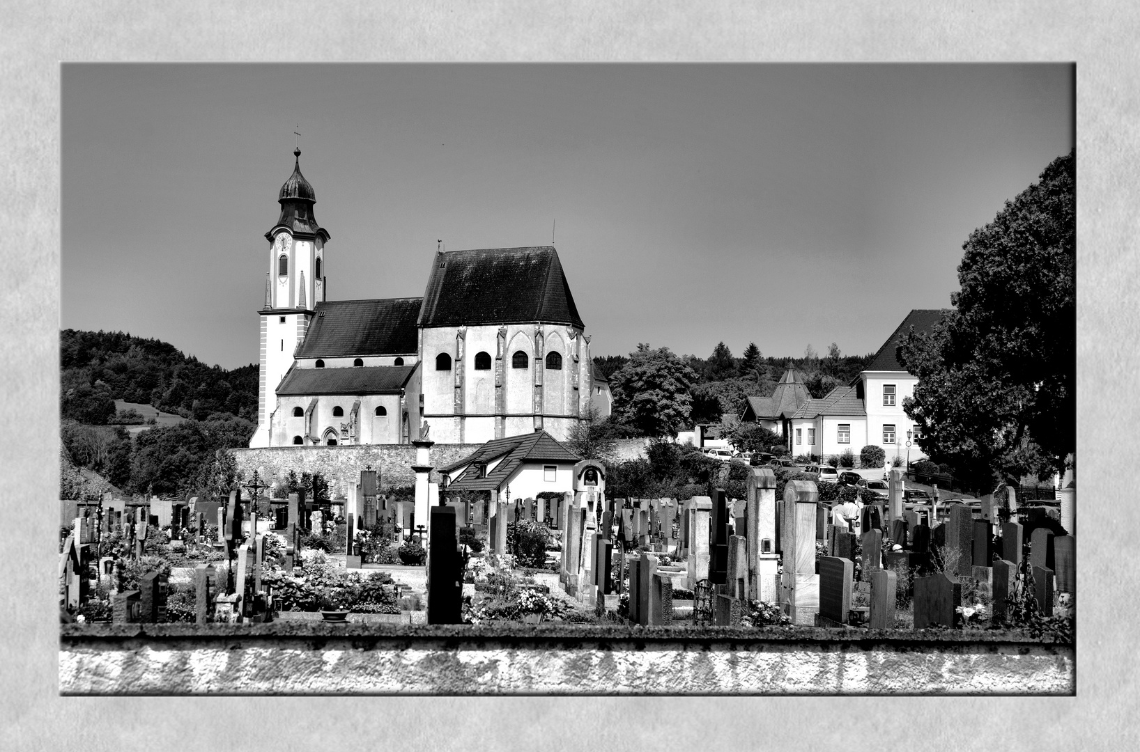 Ein Blick über die Friedhofsmauern