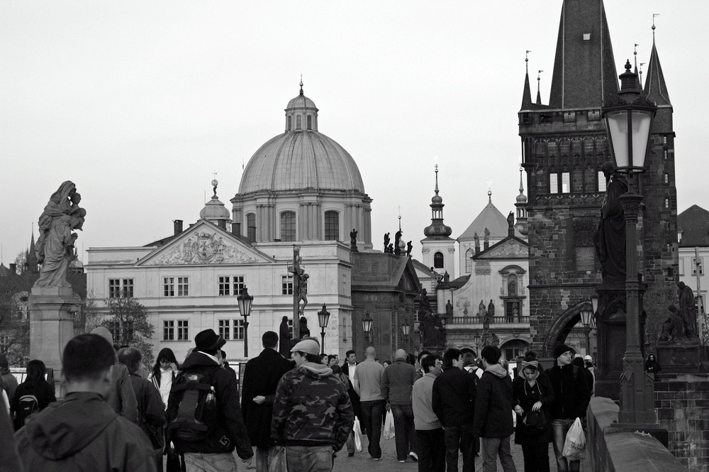 Ein Blick über die Karlsbrücke in Prag