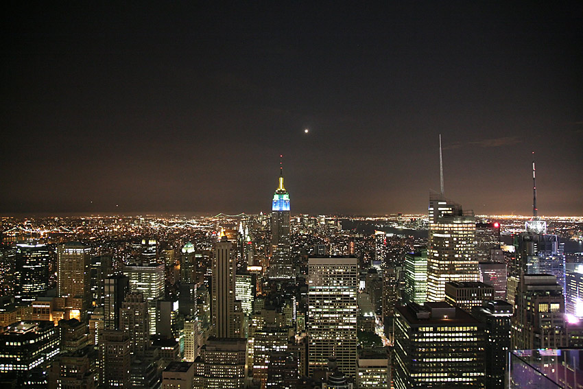 Ein Blick über New York City bei Nacht
