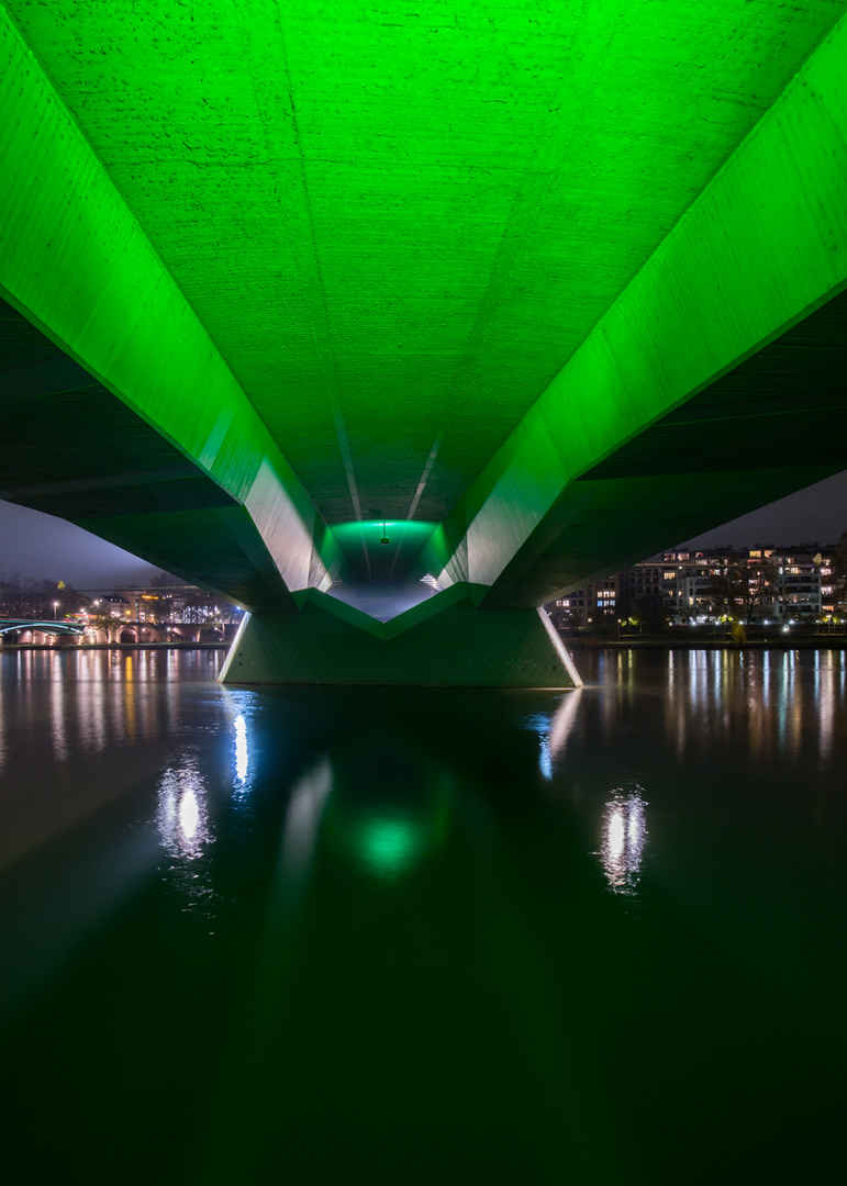 ein Blick unter die Brücke - Flößerbrücke Frankfurt am Main