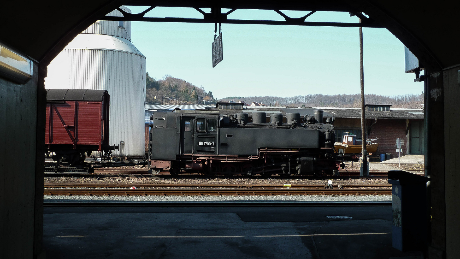 ein Blick vom Bahnhof auf die Gleise