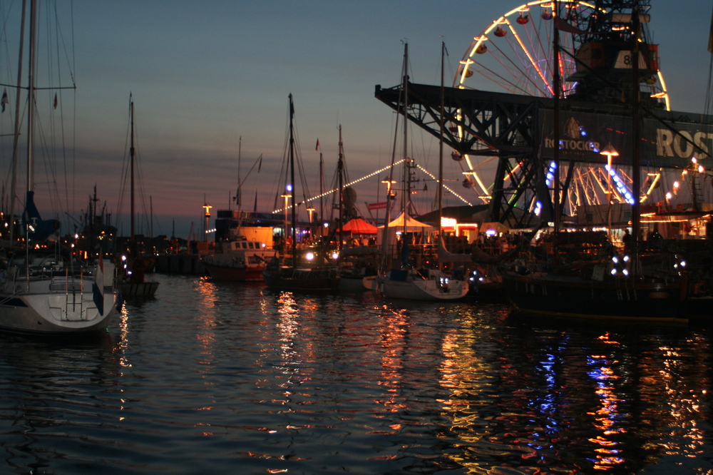 Ein Blick vom Boot auf die Hanse Sail 2010