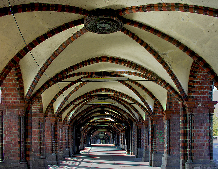 Ein Blick vom Fußgängerweg über die Oberbaumbrücke...