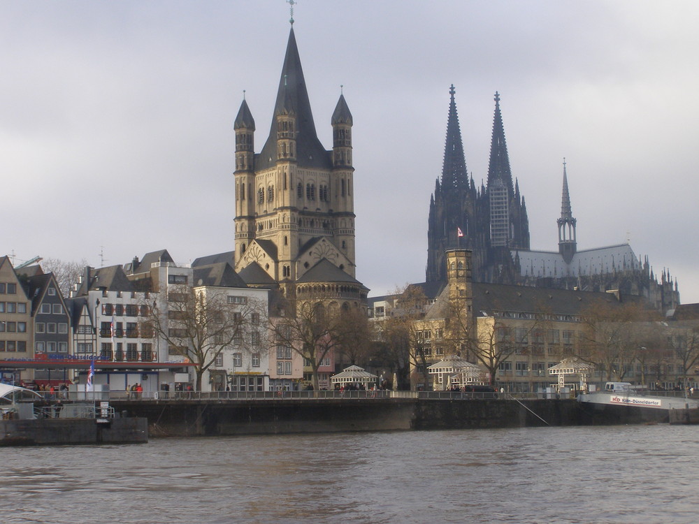 ein blick vom rhein auf die kölner altstadt