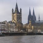 ein blick vom rhein auf die kölner altstadt