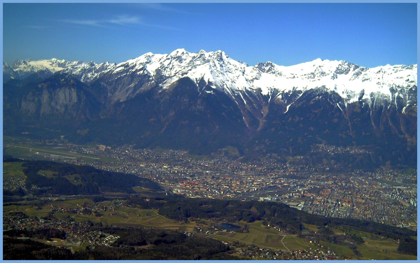 ein Blick von den Bergen auf Innsbruck