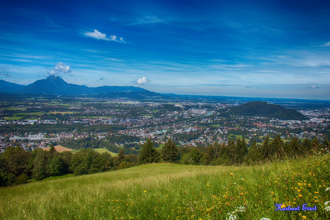 Ein Blick von der Alm auf Salzburg