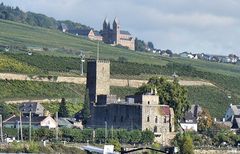 Ein Blick von der Autofähre Bingen-Rüdesheim