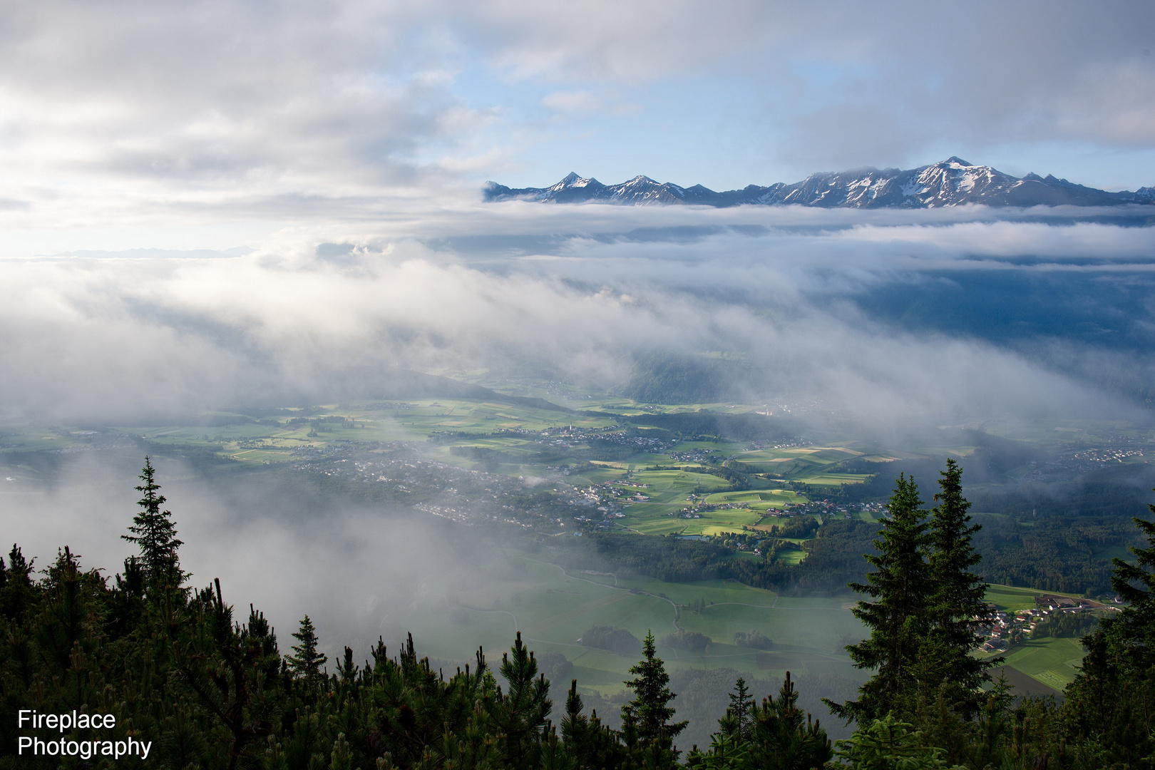 Ein Blick von Marienbergalm durch den Morgennebel 