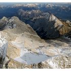 Ein Blick von oben auf das Zugspitzmassiv