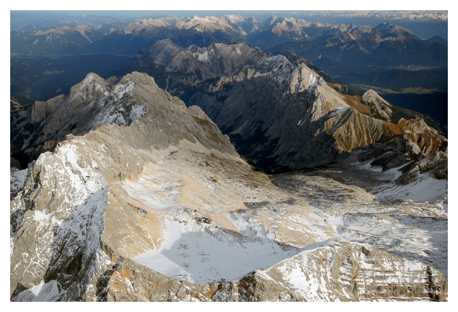 Ein Blick von oben auf das Zugspitzmassiv