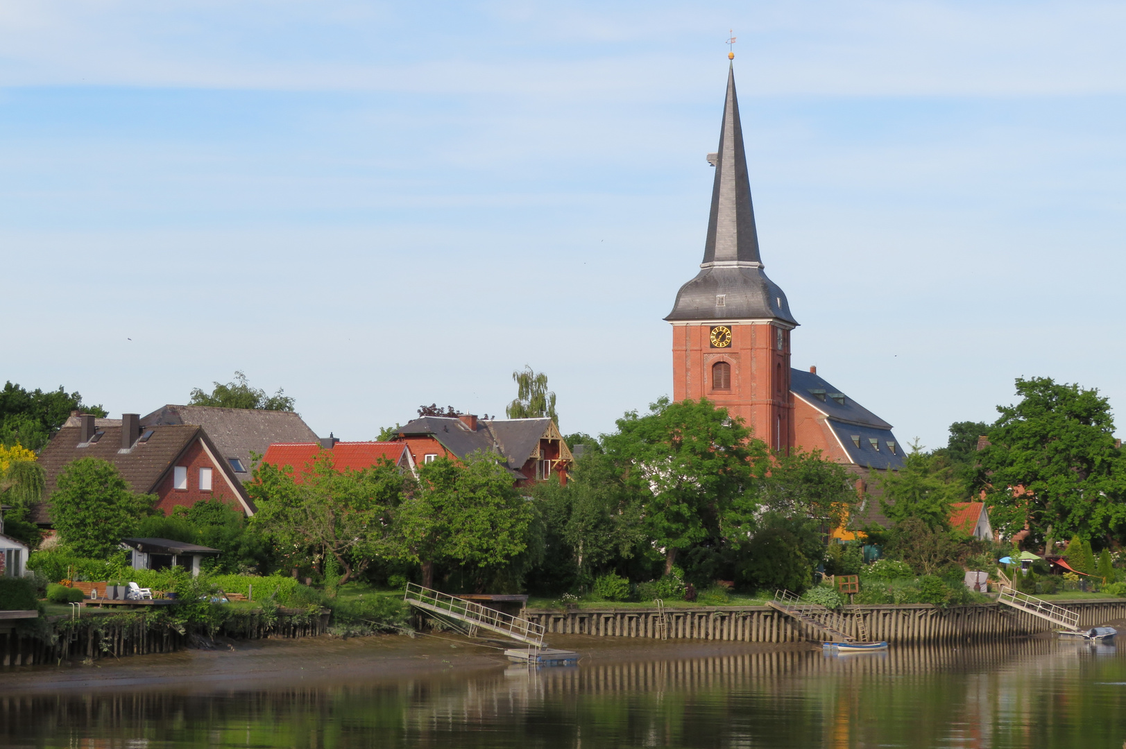 ein Blick zu Ostener Kirche ...