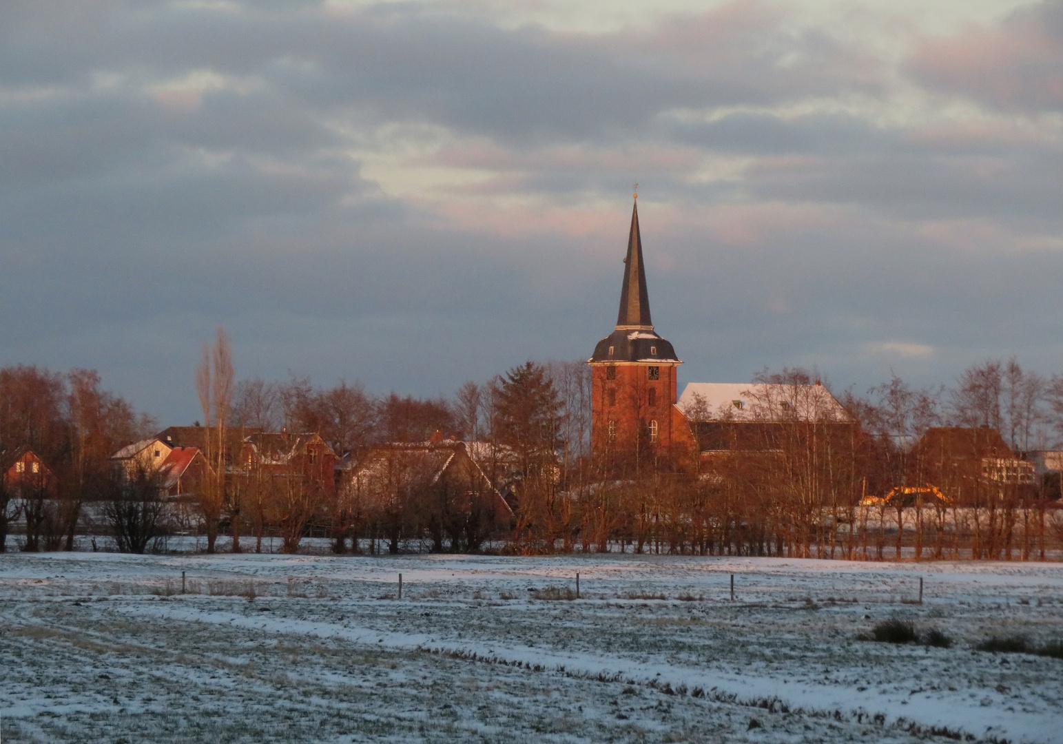 Ein Blick zur Kirche in Osten 