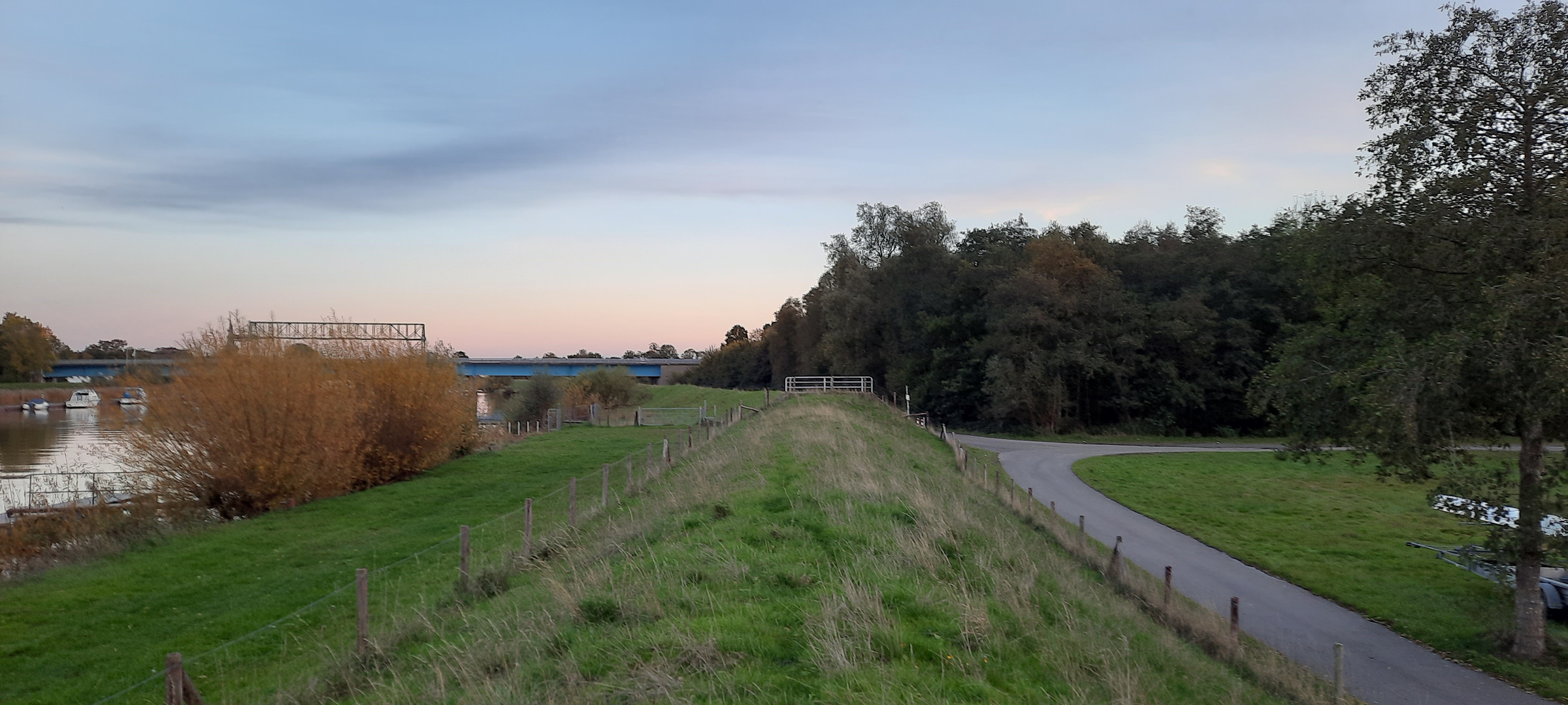 Ein Blick zur Ostebrücke und Schwebefähre 