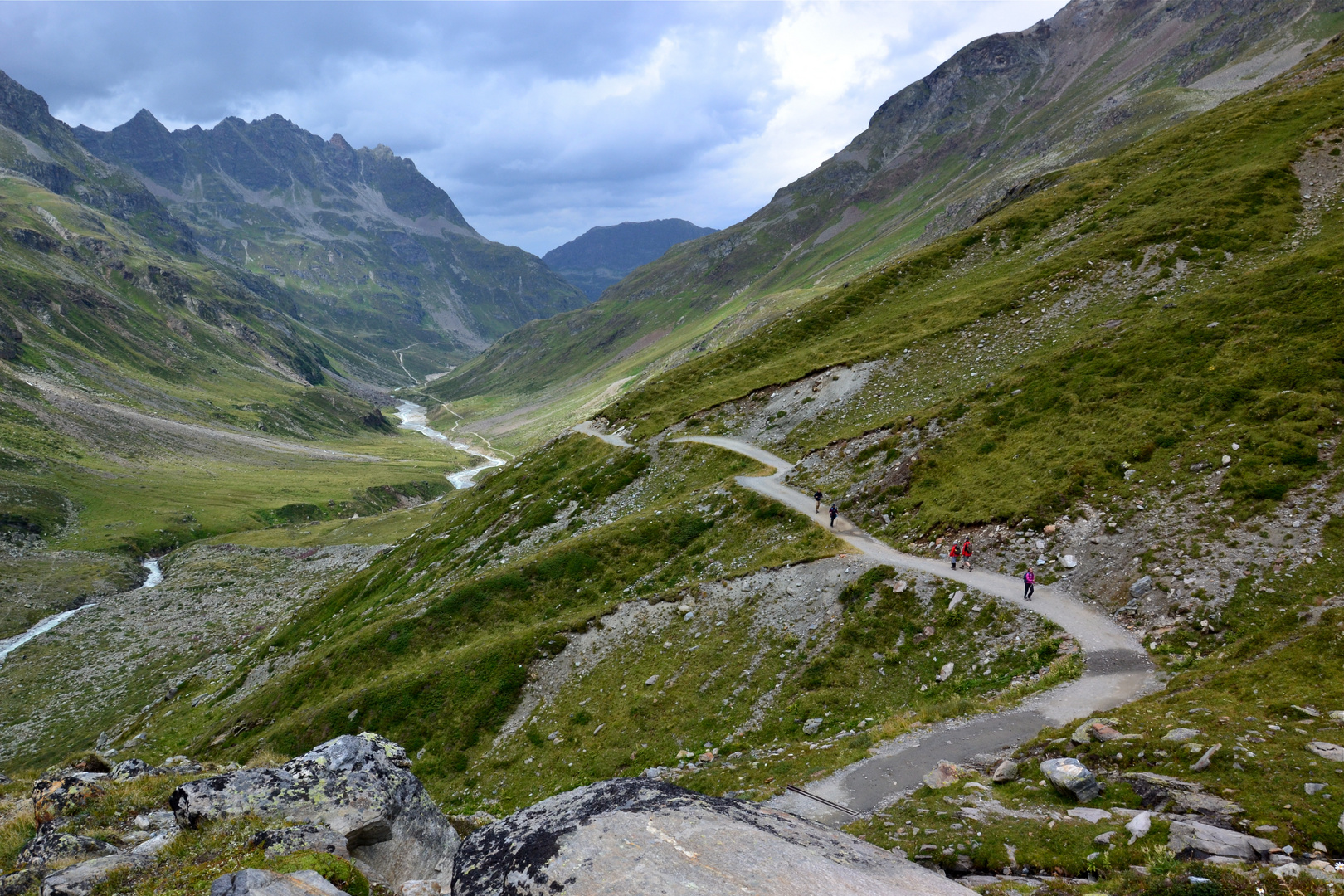 Ein Blick zurück auf dem Weg im Ochsental…