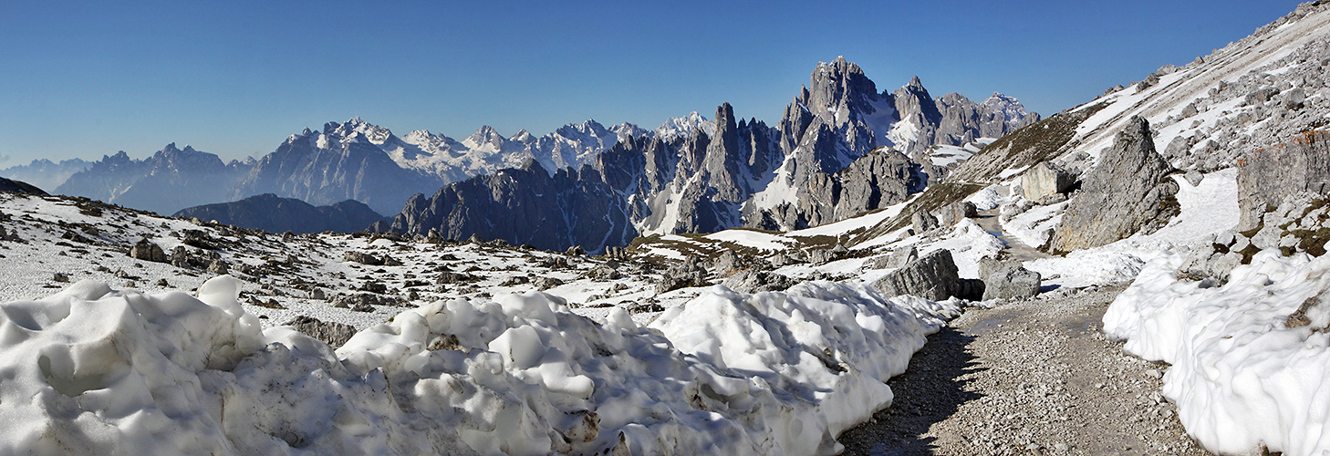 Ein Blick zurück auf dem Weg zum 2433 m hoch gelegenen Rif. Locatello, wo...