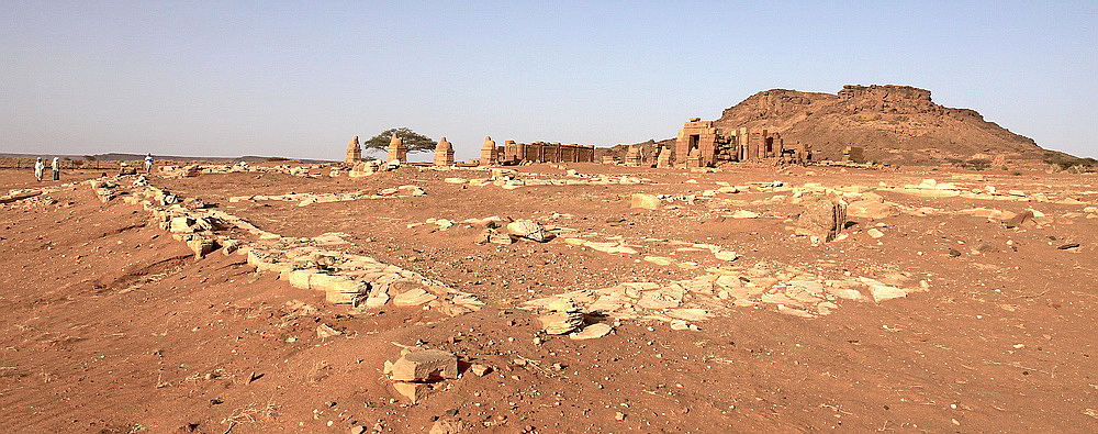 Ein Blick zurück auf den Amun-Tempel von Naga und seiner Umgebung…