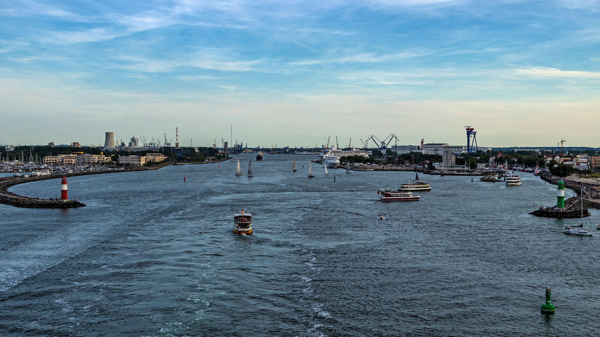 Ein Blick zurück auf Hohe Düne und Warnemünde ...