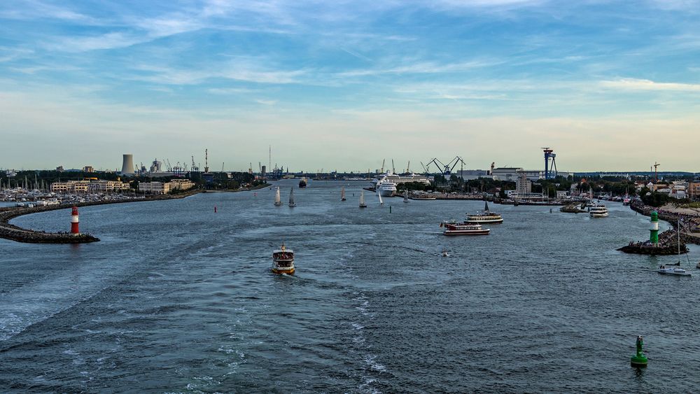 Ein Blick zurück auf Hohe Düne und Warnemünde ...