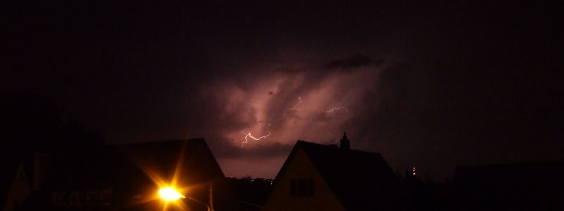 Ein Blitz mach die Nacht in Stuttgart zum Tag, für ein bruchteil einer Sekunde.