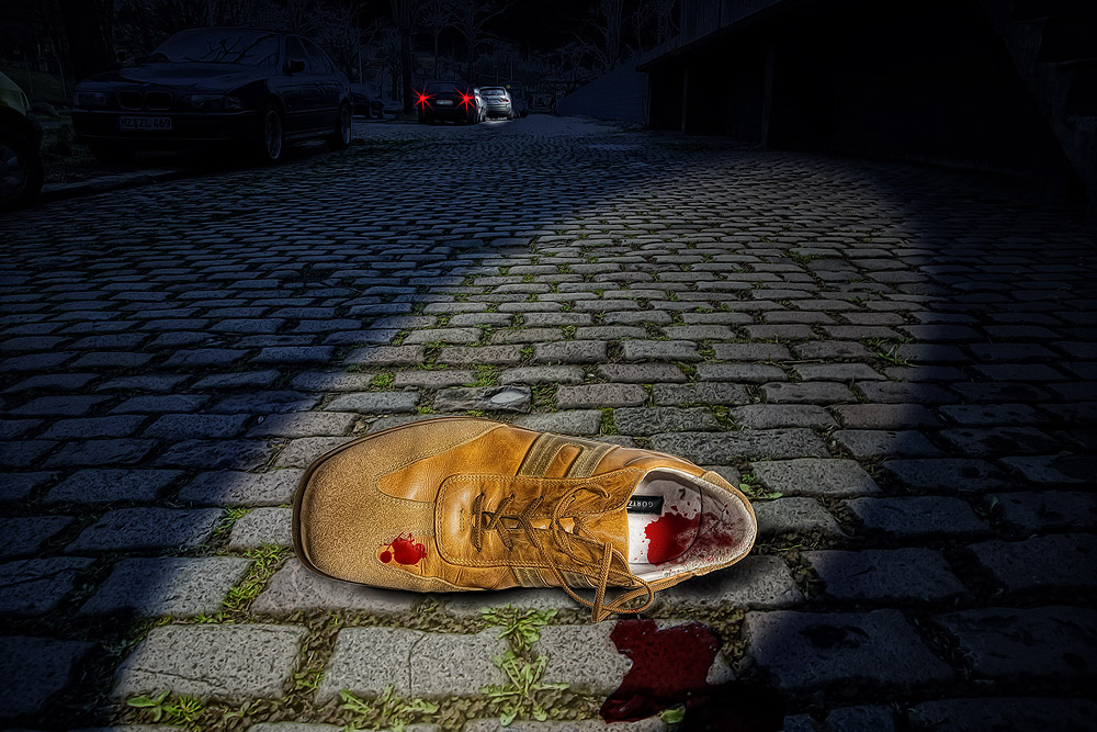 ... ein blutverschmierter Schuh im Lichtkegel ... der Schuh des Opfers?