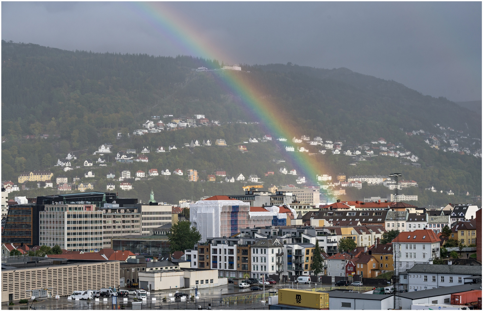 Ein Bogen streift Bergen