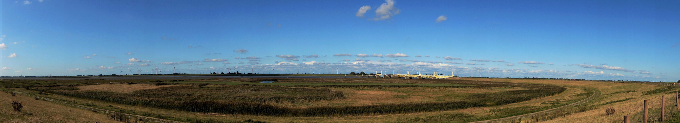 Ein Bollwerk in der Landschaft (Emssperrwerk)