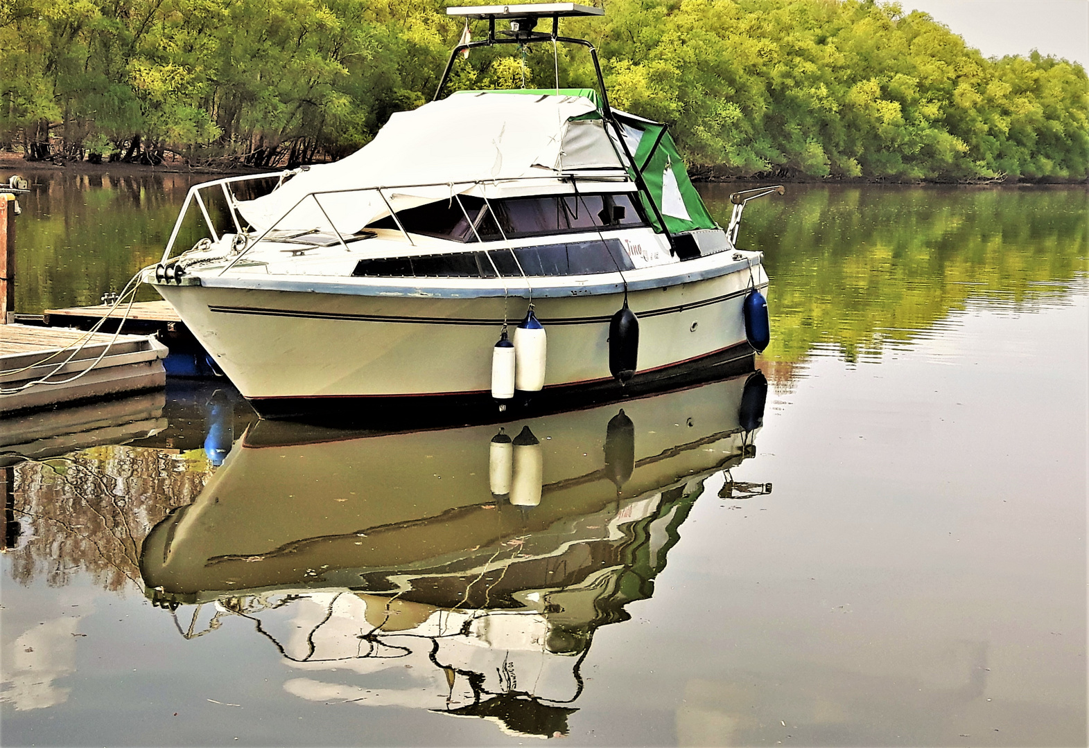 Ein Boot auf dem Neckar