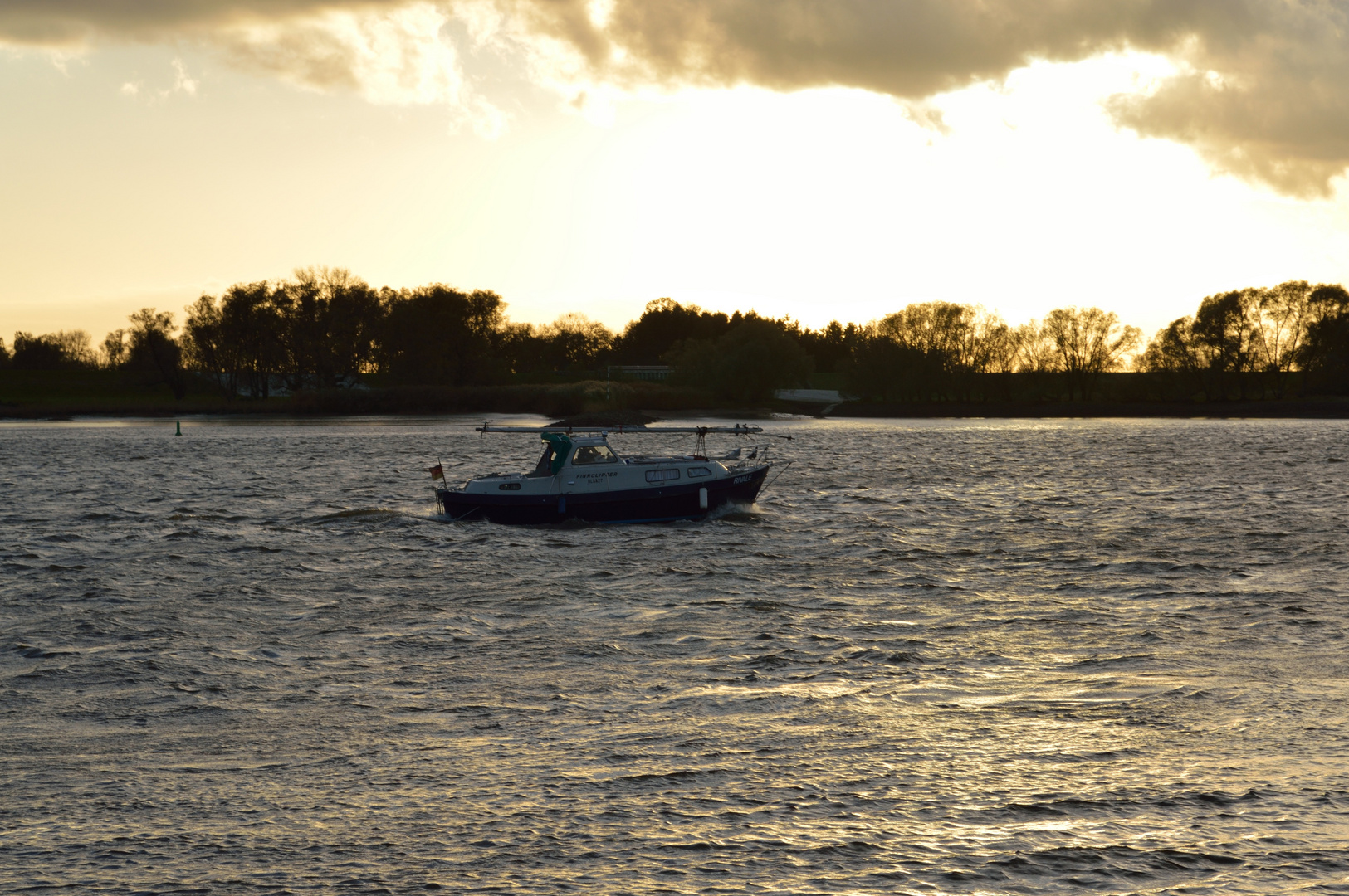 Ein Boot das in den Sonnenuntergang fährt..