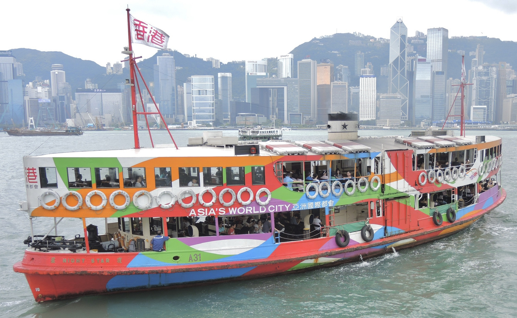 Ein Boot der Star Ferry in Hongkong