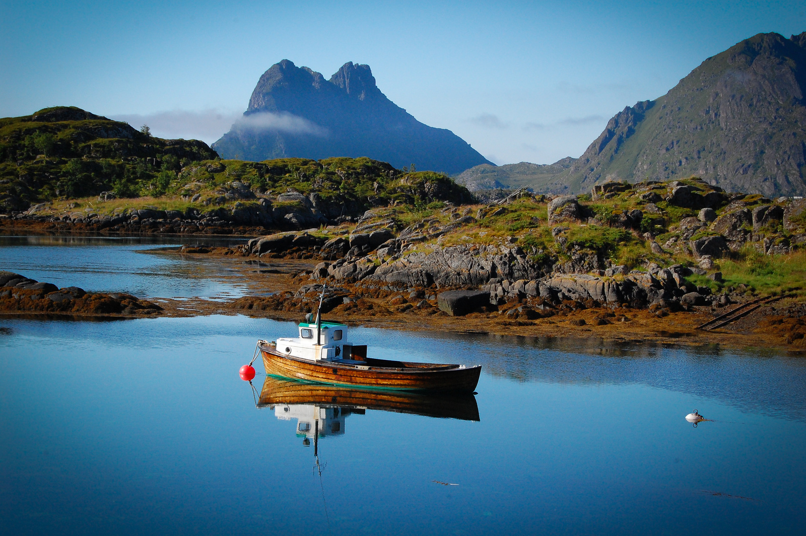 ein Boot ein Fjord