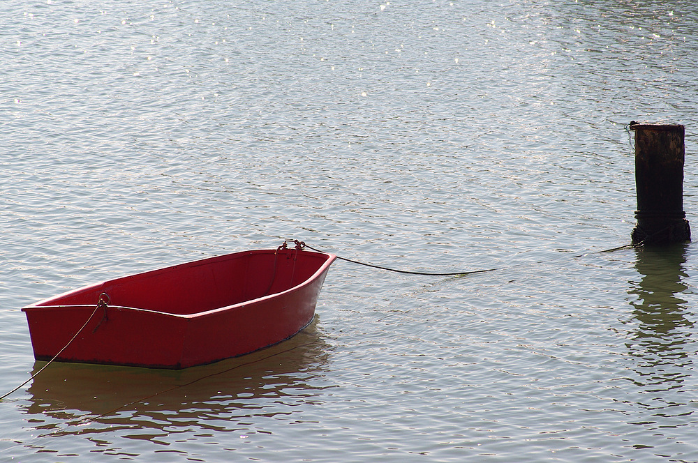 Ein Boot einsam im Hafen