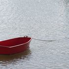 Ein Boot einsam im Hafen