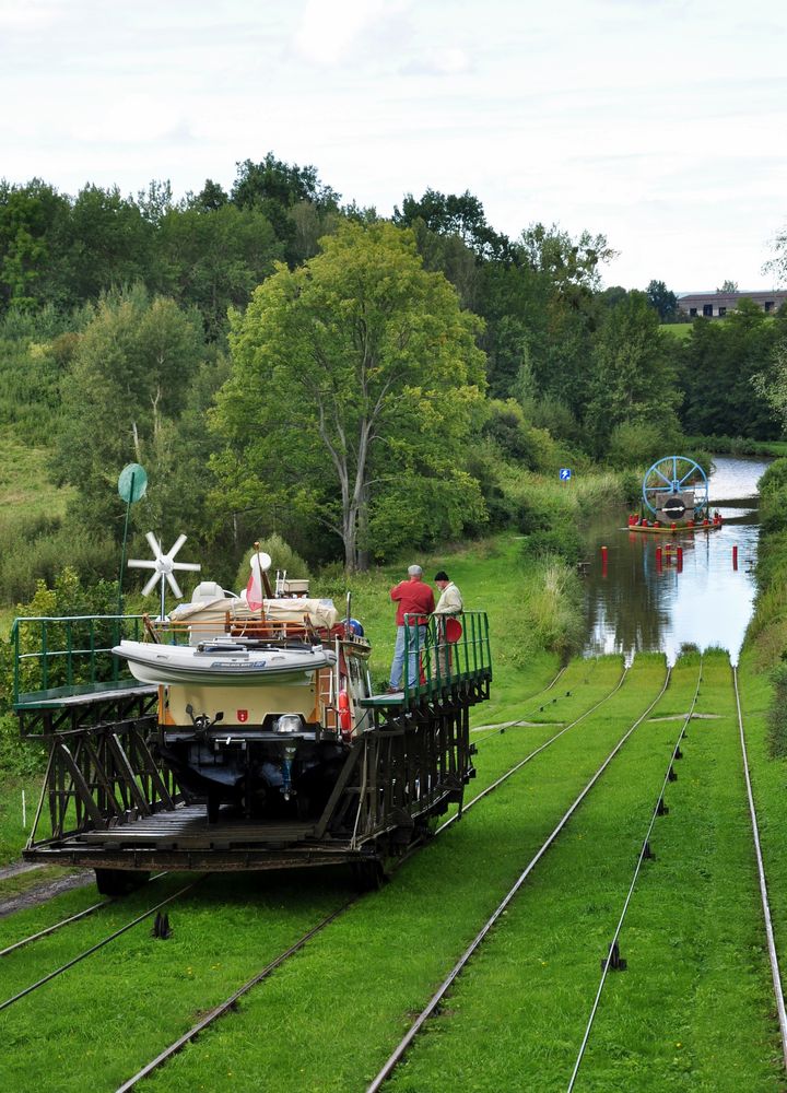 Ein Boot fährt über Land