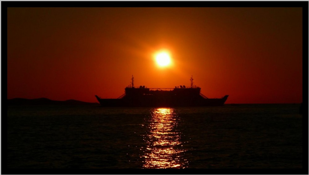 ein Boot im Licht der untergehenden Sonne