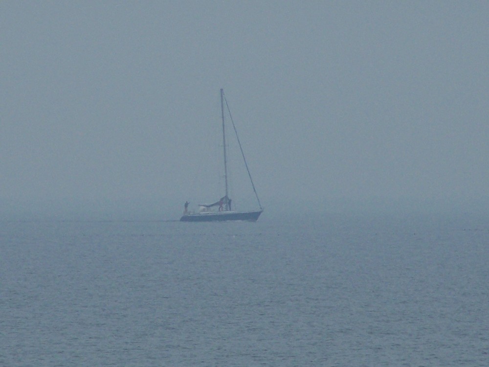 Ein Boot im Nebel