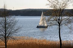 Ein Boot kommt vorbei