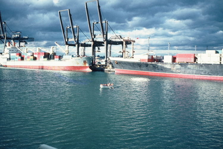 Ein Bootsmanöver im hafen