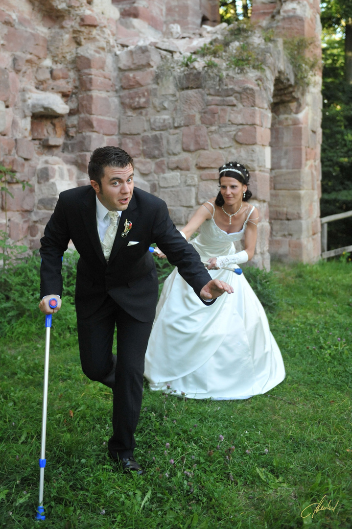 ein Bräutigam hat es nicht leicht, wenn er mit Krücken zur Hochzeit erscheint.