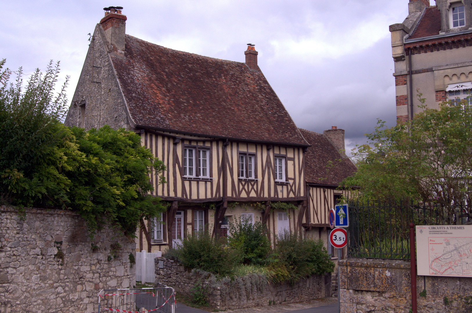 Ein braunes Haus