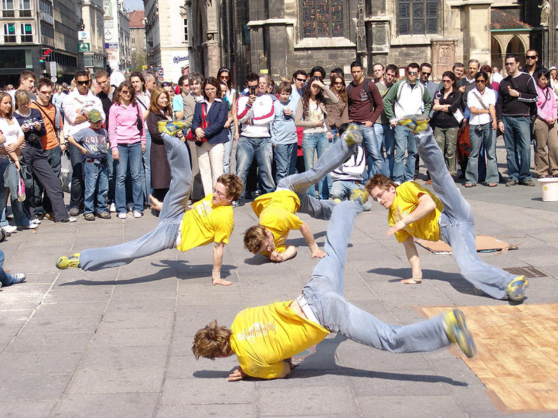 EIN BREAKDANCER X 4