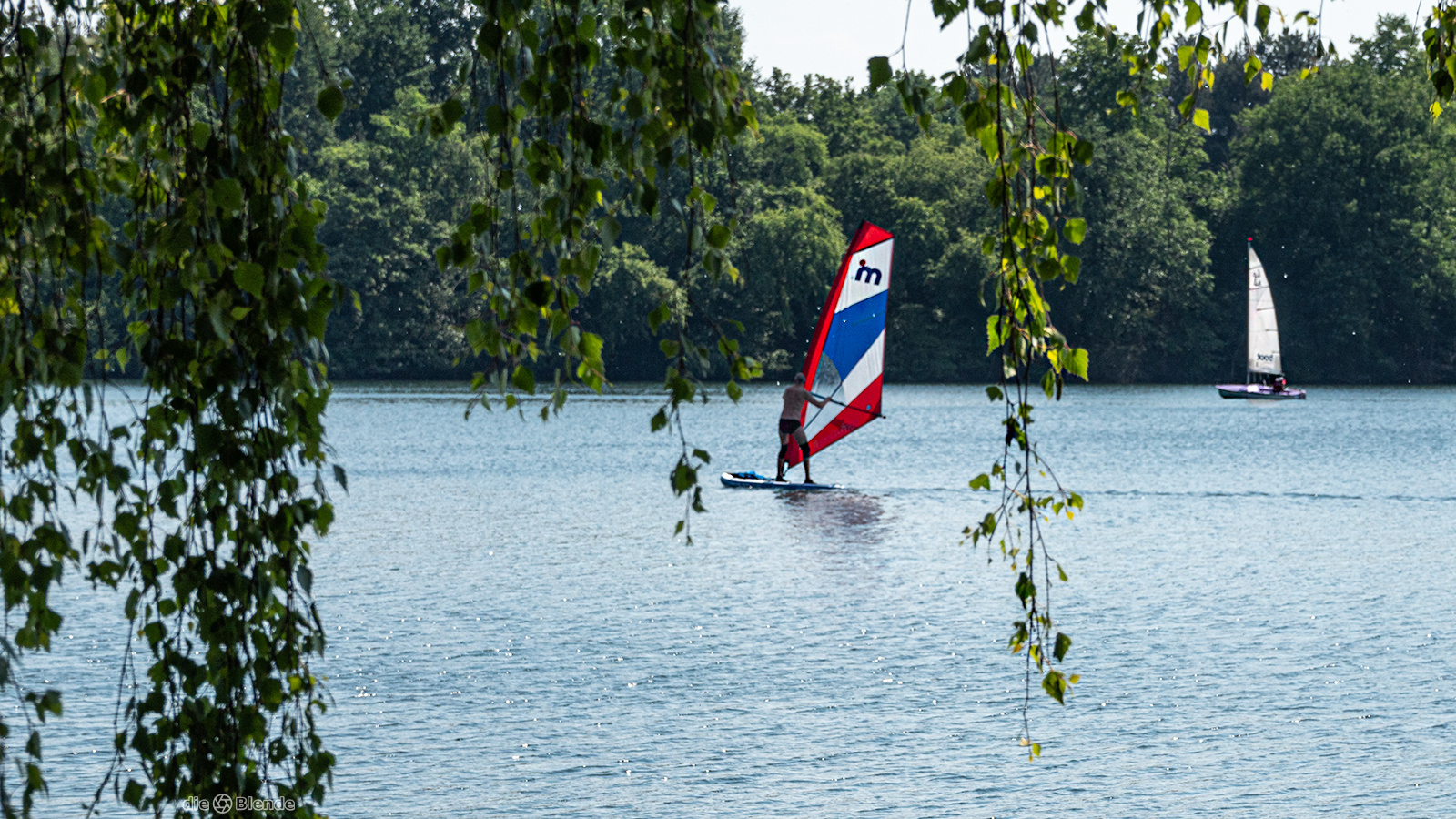 Ein Brett, ein Segel, Wind und Wasser