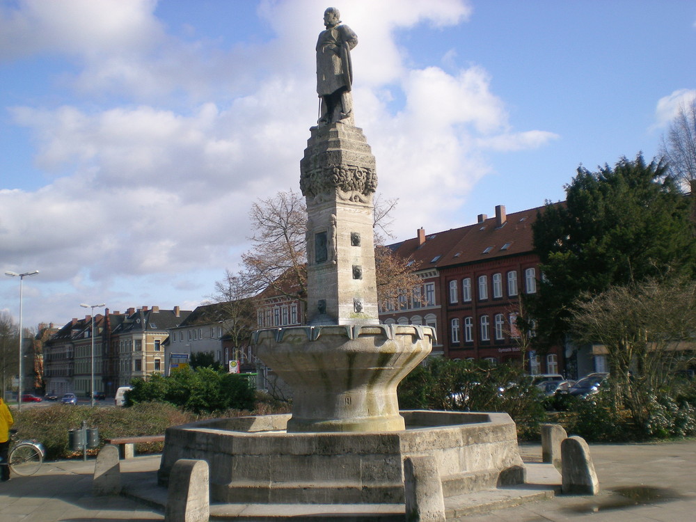 Ein Brunnen neben der Kreuzung