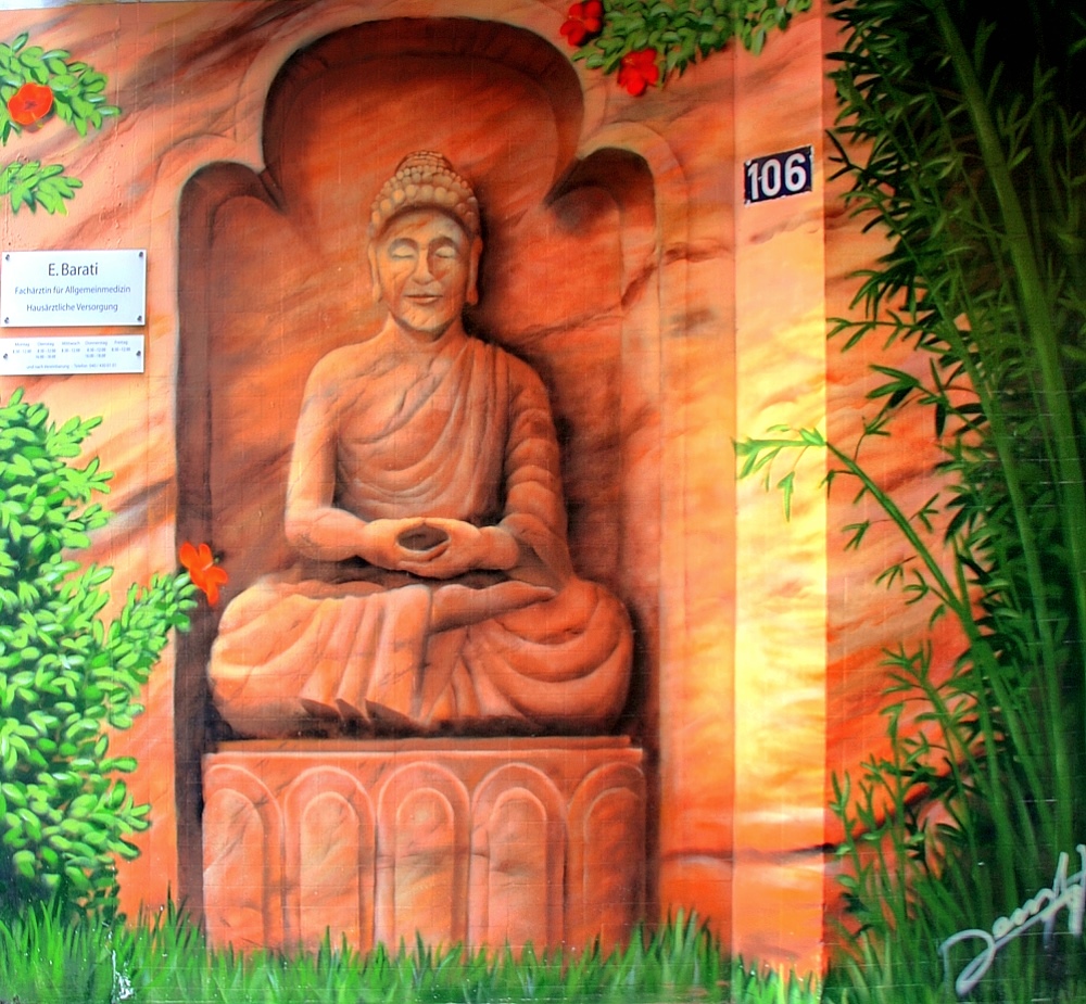 Ein Buddha im Hauseingang