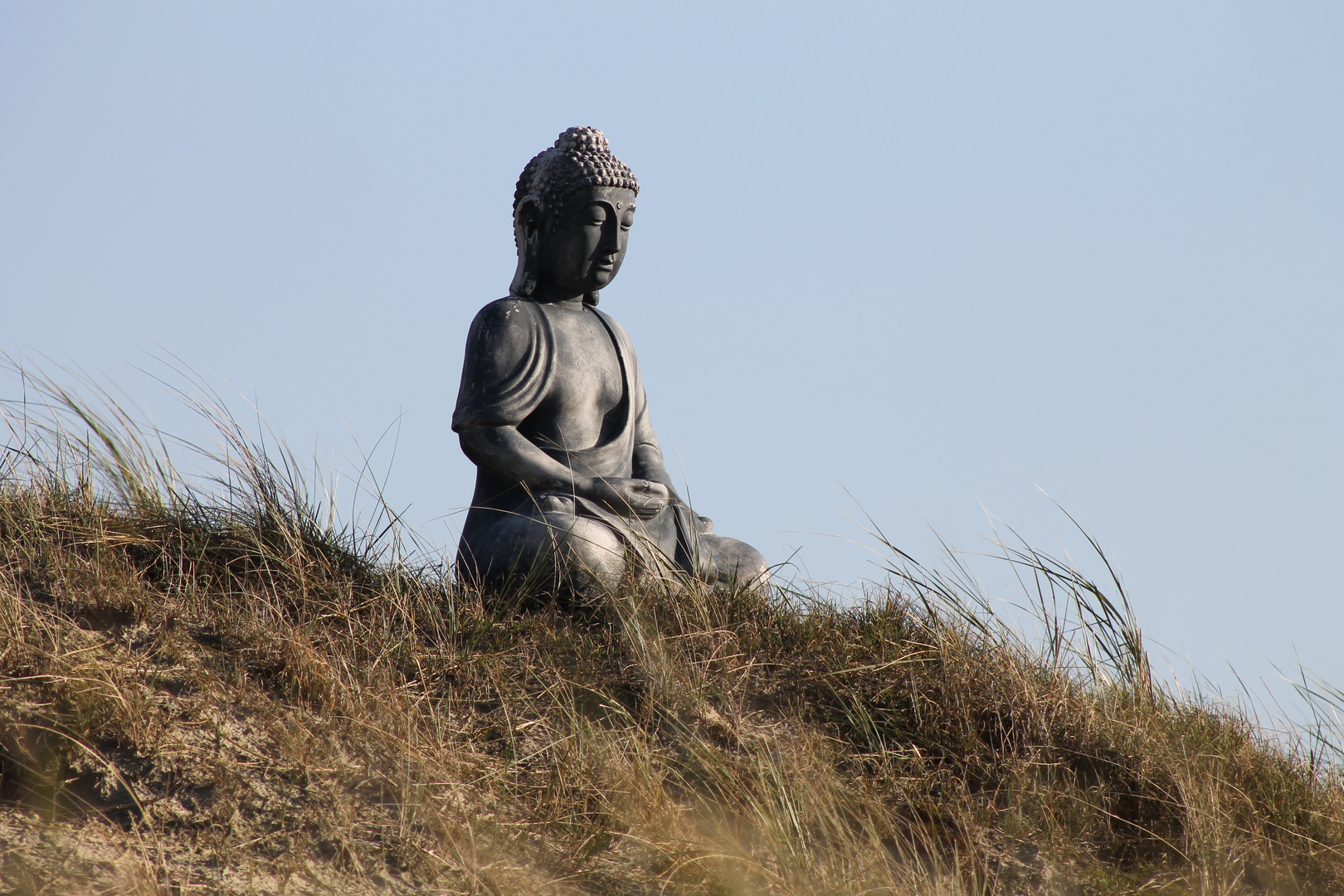 Ein Buddha in den Dünen