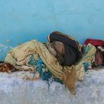 Ein Buendel Armut India Ca-09-col Schlafplatz